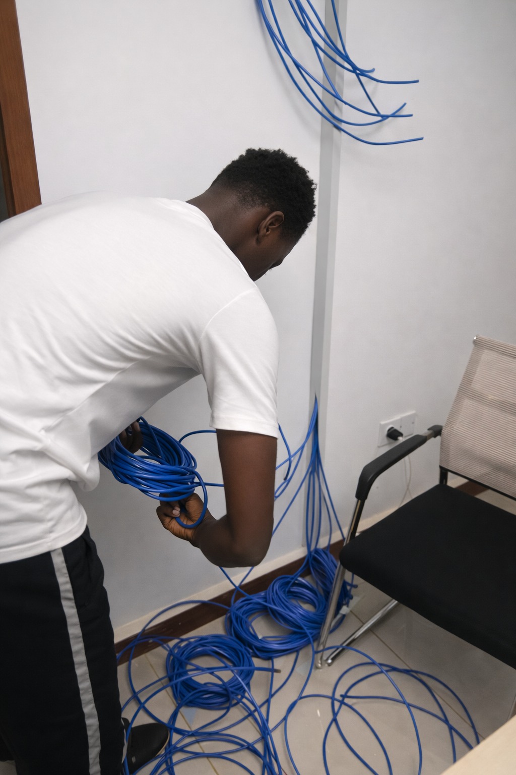 Technicien OneSoft installant le câblage réseau dans des bureaux